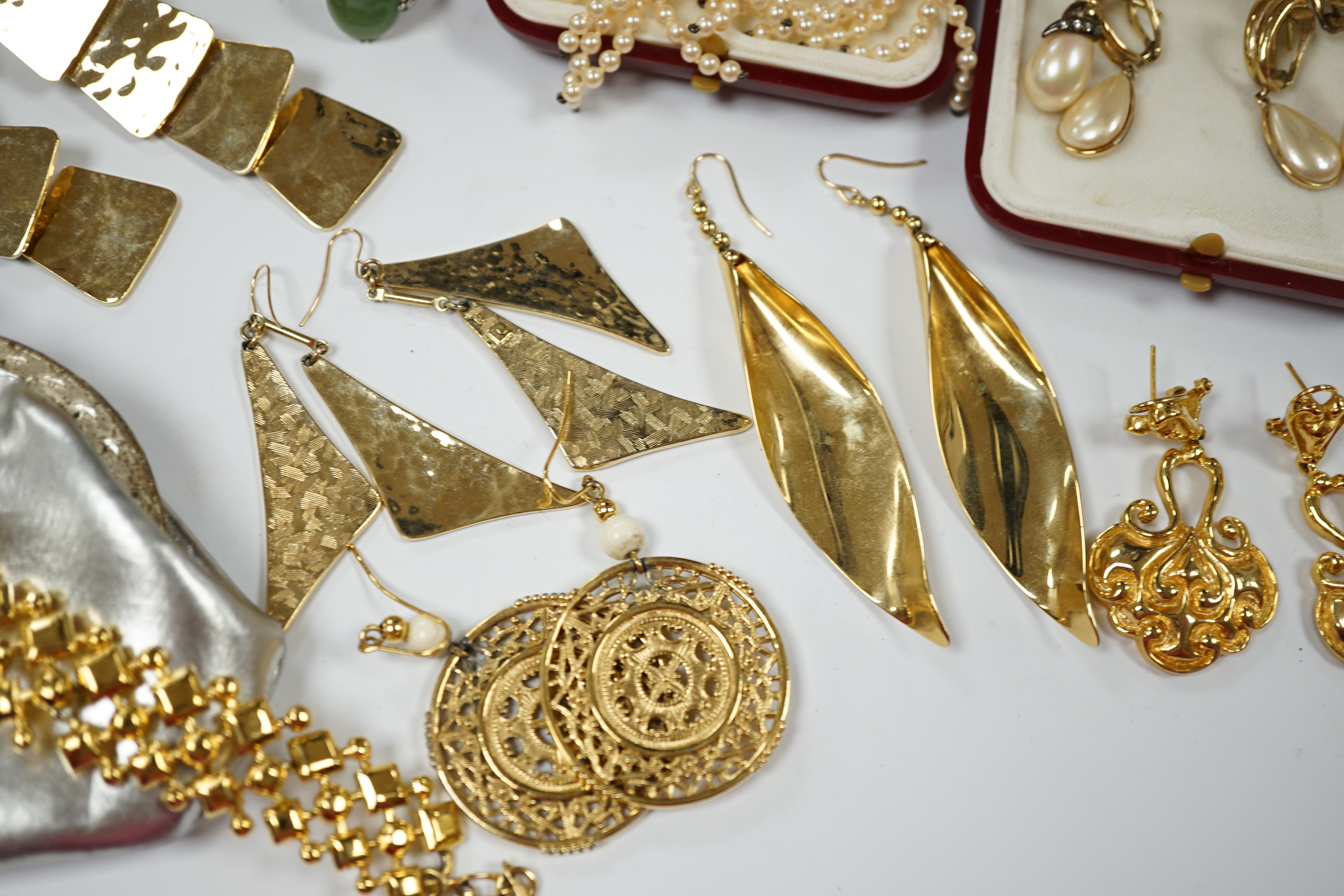 A quantity of assorted costume jewellery.